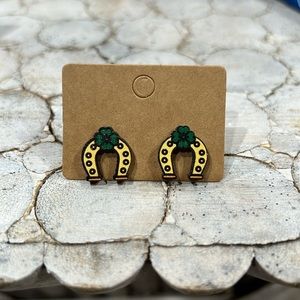 Horseshoe stud earrings